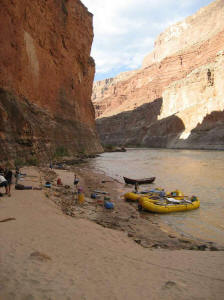 Shinumo boat beach cliff view