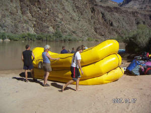 Marilyn organizes the boat sandwich